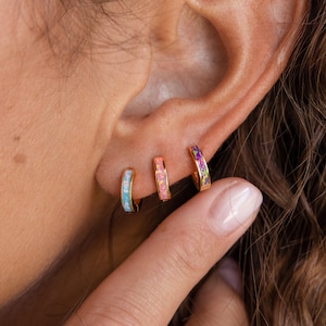 Opal-Ohrringe von Caitlyn Minimalist • Zarte Creolen mit Edelsteinen in Blau, Rosa und Lila • Geschenkidee für frischgebackene Mütter • ER212