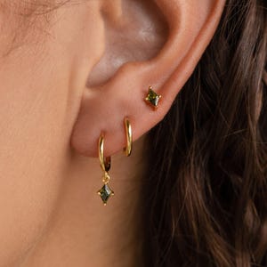 Peridot oorbellen set van Caitlyn Minimalist • Hangende oorbellen, creooloorbellen en oorstekers • Sieraden met groene geboortesteen • Cadeau voor je vrouw • ER383