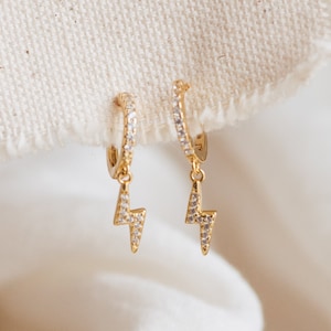 Aros Striker Huggie de Caitlyn Minimalist • Pendientes colgantes con diamantes pavé • Pendientes llamativos con rayo • Regalo de cumpleaños • ER264