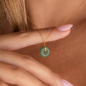 CaitlynMinimalistのラウンド型翡翠ペンダントネックレス。ゴールドとシルバーの上品なグリーンの宝石コインネックレス。ボヘミアンジュエリー。友人へのギフト。NR229