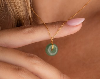 Round Jade Pendant Necklace by CaitlynMinimalist • Dainty Green Gemstone Coin Necklace in Gold & Silver • Boho Jewelry • Friend Gift • NR229