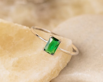 Emerald Birthstone Ring by Caitlyn Minimalist • Vintage-Style Solitaire Ring in Silver • Art Deco Gemstone Jewelry • Gift for Her • RR086