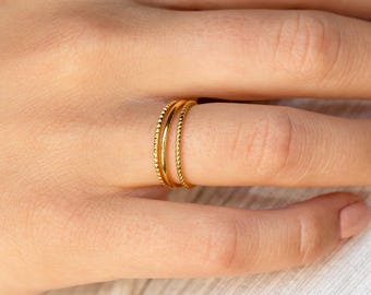 Conjunto de anillos apilables delicados de Caitlyn Minimalist • Juego de 3: Anillo fino, anillo retorcido, anillo con muescas • Joyería minimalista • Regalo de cumpleaños • RR070