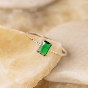 Emerald Birthstone Ring by Caitlyn Minimalist • Vintage-Style Solitaire Ring in Silver • Art Deco Gemstone Jewelry • Gift for Her • RR086