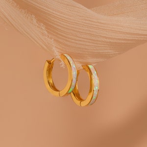 Weißer Opal Creolen von Caitlyn Minimalistisch • Alltags Creolen Ohrringe • Opal Edelstein Schmuck • Geschenk für Sie • ER350