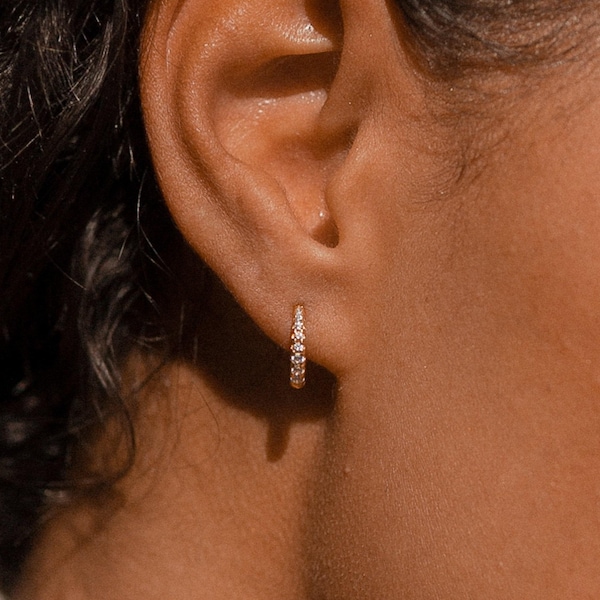 Orecchini a cerchio piccoli con pavé di Caitlyn Minimalist • Delicati orecchini a cerchio con diamanti in oro • Gioielli minimalisti • Regali per la mamma • ER047