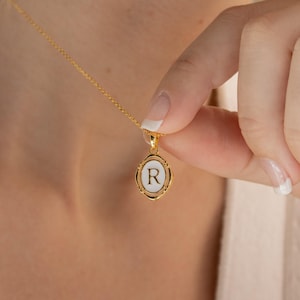 Initialen-Anhänger-Halskette von Caitlyn Minimalist • Halskette mit weißem Emaille- und Goldanhänger • Ovale Buchstaben-Halskette • Abschlussgeschenk für Sie • NR077