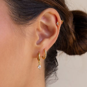 Conjunto de aretes colgantes de diamantes de Caitlyn Minimalist • Aretes de aro y aretes tipo botón con pavé de diamantes • Conjunto de joyas para bodas • Regalo para dama de honor • ER502