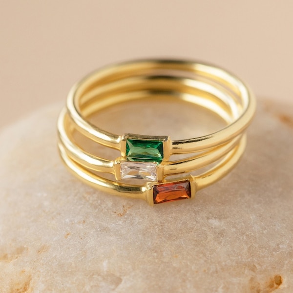 Bague de naissance baguette par Caitlyn minimaliste • Bague personnalisée empilable avec pierres précieuses, parfaite pour tous les jours • Cadeaux personnalisés pour maman • RM86