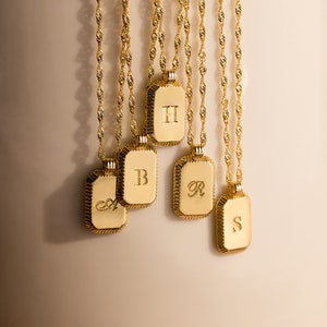 Collier avec pendentif signet initial minimaliste par Caitlyn • Collier avec lettre personnalisé • Bijoux d'initiale • Cadeau pour petite amie • NM122NIF67