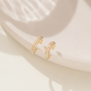 Boucles d'oreilles manchette sertie de diamants • Tour d'oreilles tendance, style minimaliste • Complément parfait pour n'importe quelle collection • Cadeaux pour demoiselles d'honneur • ER011
