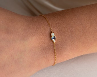 Bracelet en opale et diamants par Caitlyn Minimalist • Bracelet à breloques délicat avec pierres de naissance • Bijoux en opale • Cadeau d'anniversaire pour elle • BR023