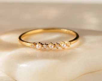 Delicado anillo de diamantes y perlas de Caitlyn Minimalista • Anillo de perlas vintage delicado • Anillo apilable de oro fino • Joyería de boda nupcial • RR103