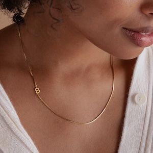 Collar con inicial lateral y cadena de caja de CaitlynMinimalist • Collar con letra personalizada • Joyería de oro personalizada • Regalo para ella • NM125F77