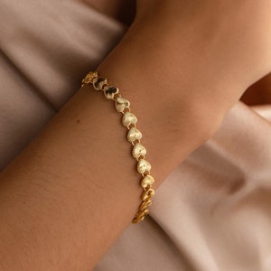 Ribbed Heart Bracelet by Caitlyn Minimalist • Vintage Style Heart Charm Bracelet in Gold • Dainty Art Deco Jewelry • Gifts for Mom • BR080