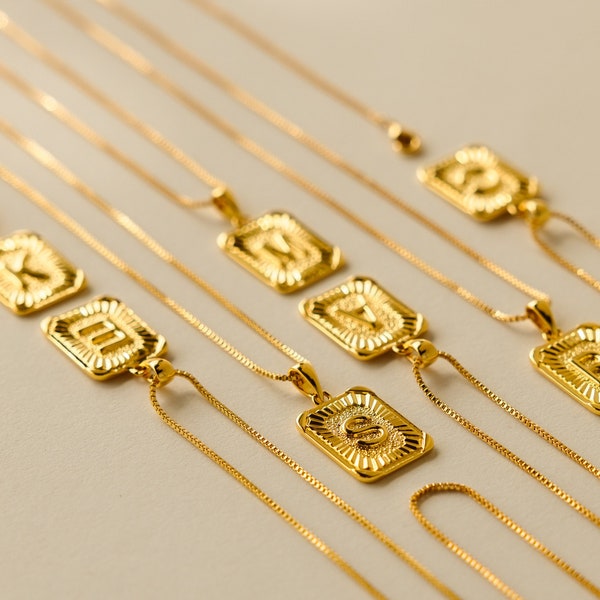 Goldene Halskette mit Initialenanhänger von Caitlyn Minimalist • Statement-Halskette mit auffälligen Buchstaben in kastenförmiger Kette • Boho-Sonnenschmuck • Geschenk für die beste Freundin • NR130