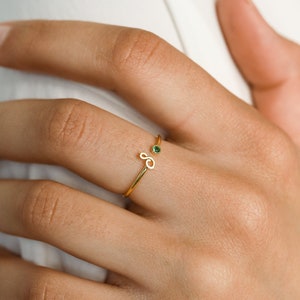 Anillo con inicial de piedra de nacimiento • Anillo con letra de Caitlyn Minimalist • Anillo para madres • Regalo de cumpleaños para la mejor amiga • RM74F78