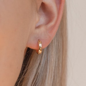Boucles d'oreilles Huggie EDITOR II par Caitlyn Minimalist • Les boucles d'oreilles Huggie les plus préférées • Les boucles d'oreilles simples parfaites • Cadeau d'anniversaire • ER042