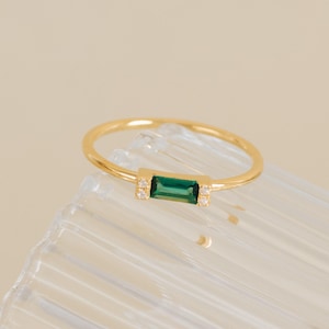 Smaragd-Baguette-Ring von CaitlynMinimalist • Zarter grüner Kristall-Verlobungsring für die Freundin • Vintage-Schmuck • Jahrestagsgeschenk • RR055