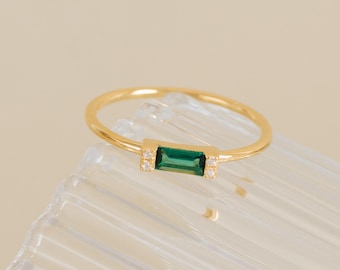 Anillo de esmeralda talla baguette de CaitlynMinimalist • Delicado anillo de promesa con cristal verde para novia • Joyería vintage • Regalo de aniversario • RR055