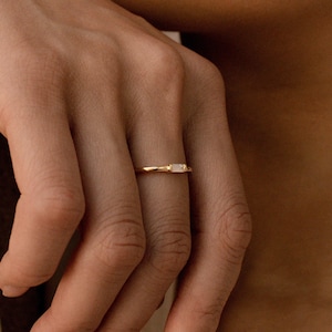 Anel delicado com diamantes em lapidação baguete • Aliança de casamento em ouro • Anel minimalista estilo eternidade • Anéis perfeitos para usar juntos • Presente de aniversário para mulheres • RR038