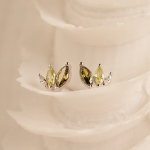Peridot Ohrstecker von Caitlyn Minimalist • Grüne Kristall Blatt Ohrringe • Marquise Edelstein Ohrringe • Silber Schmuck • Mutter Geschenk • ER362