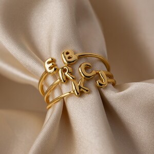 Anillo inicial Duo Bubble de Caitlyn Minimalist • Anillo con letra de globo 3D personalizado • Anillos de pareja • Regalos de joyería personalizados para ella • RM188