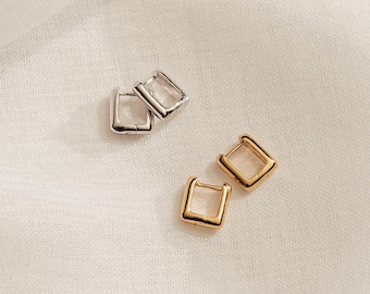 Link Huggie Earrings by Caitlyn Minimalist • Geometric Square Hoop Earrings • Minimalist Dainty Huggie Hoops • Best Friend Gift • ER211