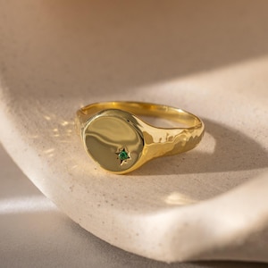 Anillo de sello orgánico de la Estrella del Norte de Caitlyn Minimalist • Anillo de piedra natal martillada personalizado • Joyería celestial • Regalo para la mejor amiga • RM200