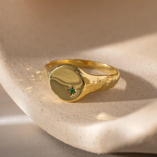 Anillo de sello orgánico de la Estrella del Norte de Caitlyn Minimalist • Anillo de piedra natal martillada personalizado • Joyería celestial • Regalo para la mejor amiga • RM200