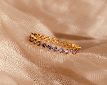 Amethyst Ewigkeitsring von Caitlyn Minimalistisch • Zierlicher Stapelring mit violetten Diamanten • Minimalistischer Edelsteinschmuck • Jubiläumsgeschenk • RR122