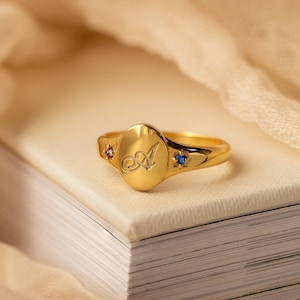 Bague chevalière initiale avec pierre de naissance par Caitlyn minimaliste • Bague pierre précieuse tendance avec lettre gravée • Cadeau personnalisé pour elle • RM113NIF67