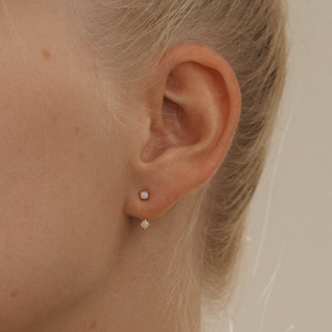 Opal-Ohrjacken-Ohrringe von Caitlyn Minimalistisch Zierliche Edelstein-Ohrringe mit Design auf der Vorderseite Geburtstagsgeschenk für einen Freund ER238 Bild 1