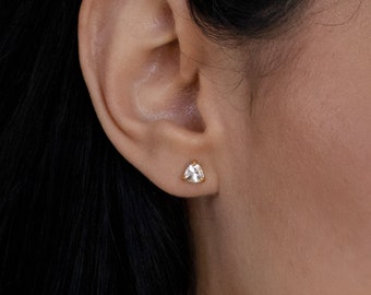 Aretes triangulares de diamantes • Delicados aretes de diamantes de talla billón • Aretes minimalistas perfectos • Aretes sencillos para el día a día • ER167