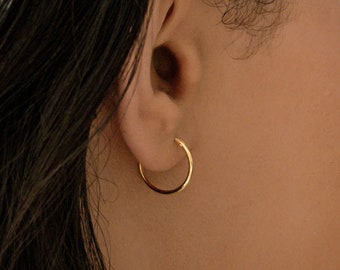 Kleine dunne hoepels in goud door Caitlyn minimalistisch • Eindeloze hoepel oorbellen • Sierlijke gouden hoepels • Minimalistische oorbellen • Cadeau voor haar • ER173