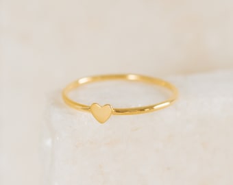 Zarter Herz Charm Ring von Caitlyn Minimalist • Stapelbarer Liebesversprechen Gold Ring • Romantisches Jahrestagsgeschenk für Frau • RR048