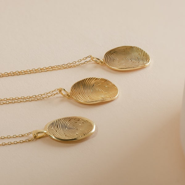 Caitlyn Minimalistの指紋ネックレス • パーソナライズされた指紋ペンダント • お悔やみの贈り物 • お母さんやおばあちゃんへのメモリアルギフト • NM128