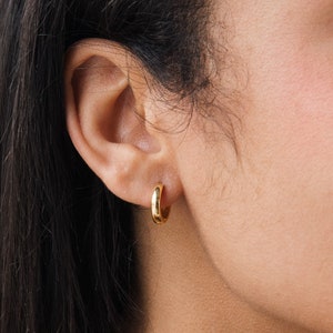 EDITOR II Huggie Earrings by Caitlyn Minimalist • Most Favorited Huggie Hoop Earrings • Perfect Simple Earrings For Her • ER042