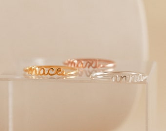 Bague prénom délicate par CaitlynMinimalist • Bague prénom empilable • Cadeau parfait pour une nouvelle maman • Cadeaux personnalisés pour elle • RM69F88