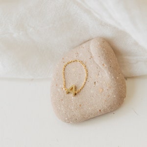 Bague chaîne pour initiales minimaliste par Caitlyn • Chaîne lettre • Bague initiale personnalisée • Cadeau personnalisé pour elle • RM72F77