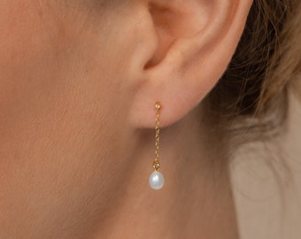 Aretes colgantes de perlas de Caitlyn Minimalist • Delicados aretes de diamantes con dije de perla colgante • Joyería de boda perfecta • ER300