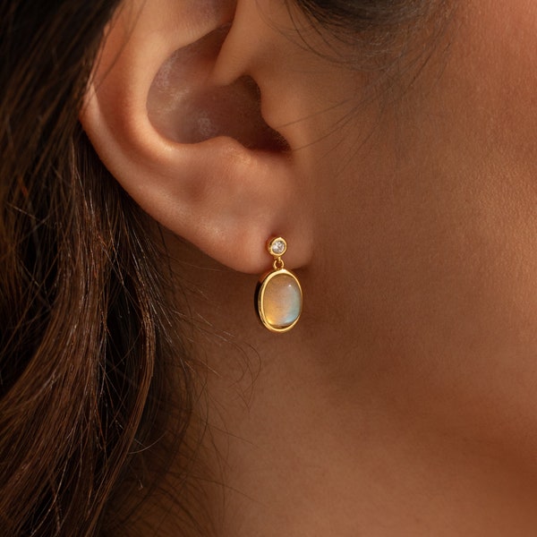 Pendants d'oreilles en pierre de lune par Caitlyn Minimalist • Clous d'oreilles avec pierres précieuses • Boucles d'oreilles en labradorite naturelle • Cadeau pour petite amie • ER331