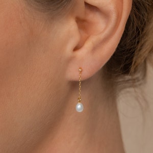 Aretes colgantes de perlas de Caitlyn Minimalist • Delicados aretes de diamantes con dije de perla colgante • Joyería de boda perfecta • ER300