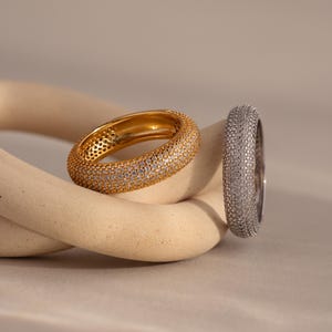 Pierścionek typu stacking z 5-milimetrowym pave halo od Caitlyn Minimalistyczny • Gruba diamentowa obrączka ślubna • Wyrazista biżuteria • Prezent na rocznicę dla niej • RR210