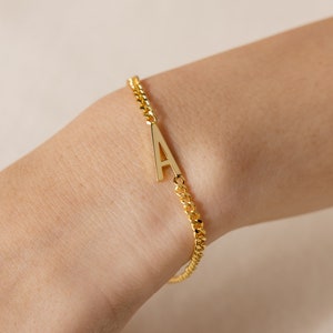 Pulsera con letra personalizada de Caitlyn Minimalist • Colgante con inicial personalizada y cadena • Joyería minimalista • Regalo para mamá • BR036