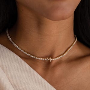 Collar de tenis con inicial de diamante de Caitlyn Minimalist • Collar con letra pavé en cadena de diamantes • Joyería de boda • Regalos para mamá • NM209