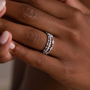 Diamant Stapelringe von Caitlyn Minimalistisch • Kristall Diamant Stapelbare Ringe in Silber • Brautjungfer Schmuck • Geschenk für Frau • RR114