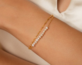 Dainty Duo Pearl Bracelet by CaitlynMinimalist • Beaded Pearl Bracelet in Twisted Chain • Dainty for Everyday Wear, Gift for Her • BR055