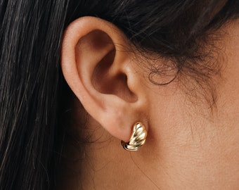 Puces d'oreilles en forme de croissant audacieux en or • Boucles d'oreilles minimalistes en argent sterling • Puces d'oreilles • Cadeau parfait pour elle • Cadeaux de demoiselle d'honneur • ER109