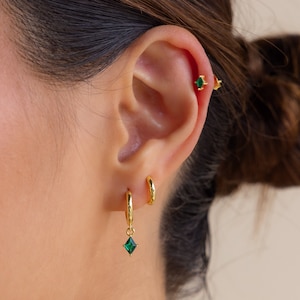 Set di orecchini con ciondolo smeraldo di Caitlyn Minimalist • Orecchini a cerchio pendenti con smeraldo • Orecchini a bottone verdi • Regalo di compleanno • ER535